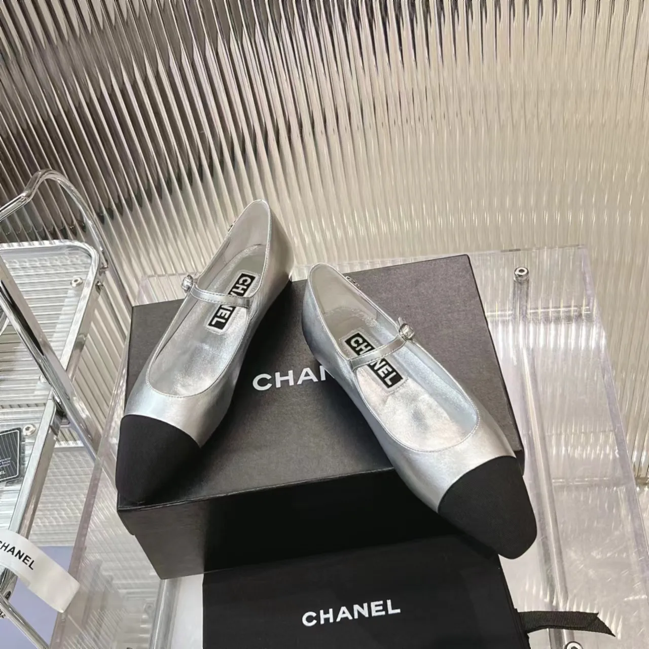 👟👟Ex-factory price 520👟👟 (Top version) CHANEL 24P early spring new trapezoidal toe high-heeled shoes, high version of one-strap, pointed square toe, color-blocked Mary Jane shoes, Xiaoxiang𝐂's two most popular shoes this year are these small silver shoes and big-toe shoes. It is difficult to find these shoes in the counter. It breaks the conventional pointed square toe design and gives people a refreshing feeling. I thought it was good-looking. Only when you put it on your feet will you know how easy it is to wear. It is really special and fashionable. The side rhinestones 𝐋𝐨𝐠𝐨 are very eye-catching. The smooth shoe shape is full of high-end feeling. I can think of countless outfits at the moment. Upper: imported cowhide/metallic film grain leather. Foot pad: sheepskin. Lining: sheepskin. Sole: Italian genuine leather outsole. Heel height: 1cm. Color: white/silver/black/pink. 4 colors size: 35-40 (41 made to order, non-refundable and non-exchangeable)